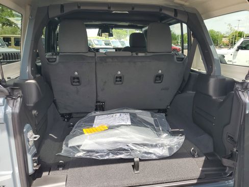 New 2026 Jeep Wrangler Unlimited Rubicon AWD/4WD image 7