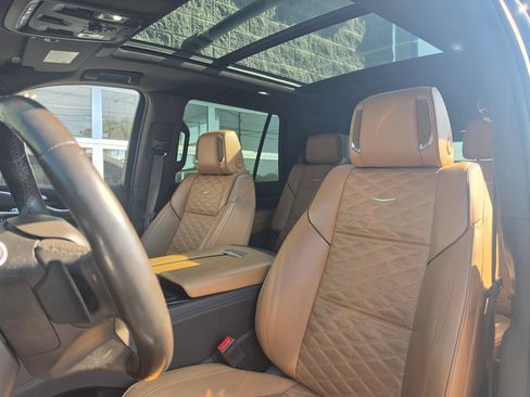 Used 2023 Cadillac Escalade Premium Luxury AWD/4WD image 11