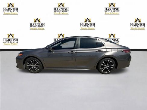 Used 2018 Toyota Camry SE w/ Moonroof Package FWD image 2