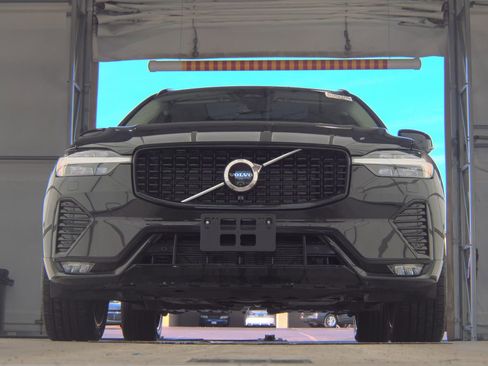 Used 2025 Volvo XC60 B5 Plus image 3