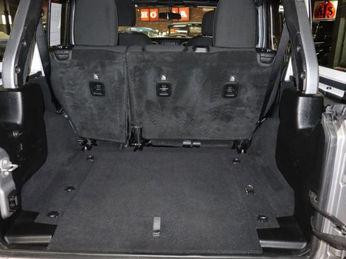 Used 2018 Jeep Wrangler Unlimited Sport S AWD/4WD image 18