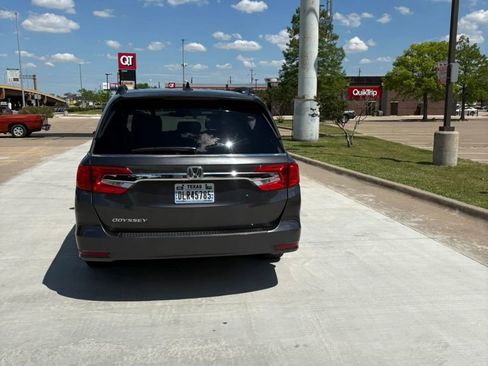 Used 2018 Honda Odyssey EX image 4