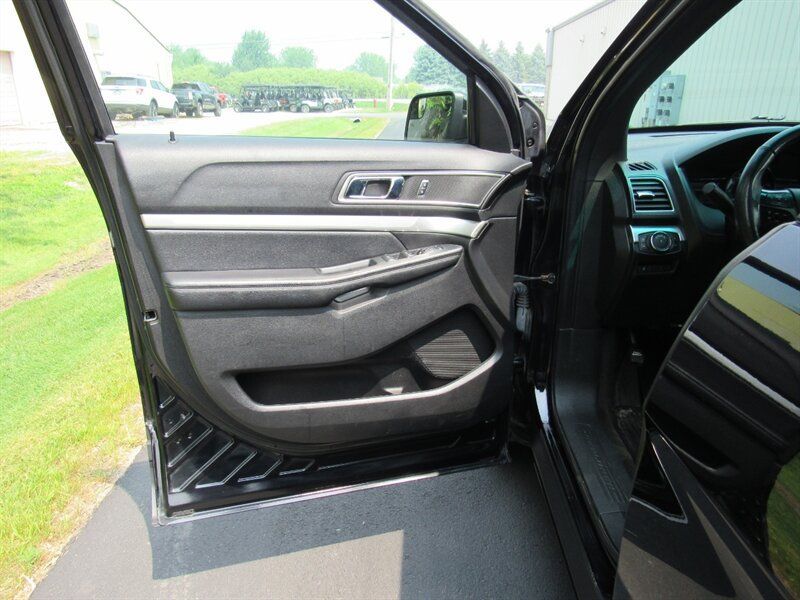 Used 2016 Ford Explorer XLT w/ Equipment Group 202A AWD/4WD image 16