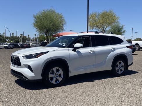 Used 2022 Toyota Highlander L AWD/4WD image 2