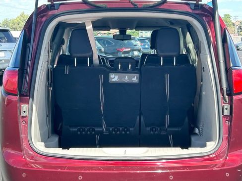 Used 2018 Chrysler Pacifica Touring-L FWD image 32