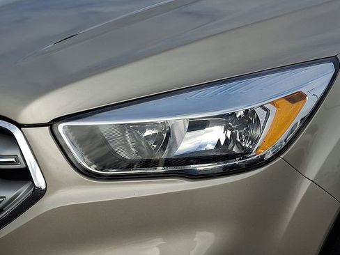 Used 2018 Ford Escape SE w/ SE Sync 3 Package image 9