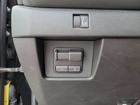 Used 2025 Chevrolet Colorado Z71 AWD/4WD image 18
