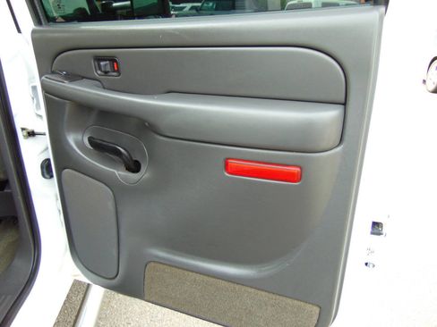 Used 2005 Chevrolet Silverado 2500 LS w/ Heavy-Duty Power Package RWD image 42