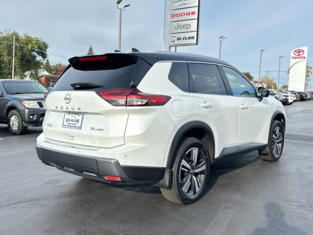 Used 2025 Nissan Rogue SL w/ Tech Package AWD/4WD image 9