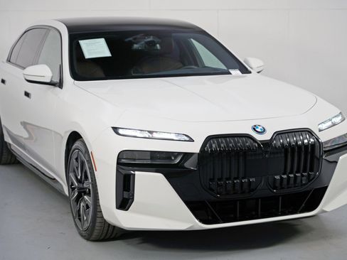 Used 2023 BMW i7 xDrive60 w/ Executive Package 2 AWD/4WD image 67