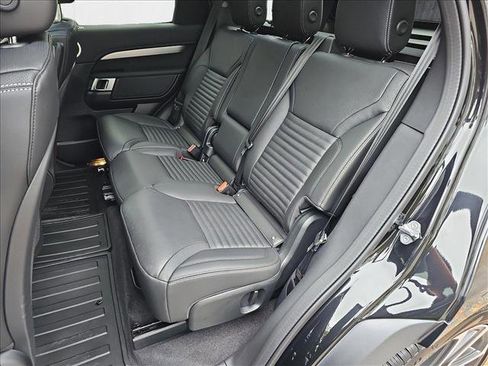 New 2024 Land Rover Discovery Dynamic SE image 9