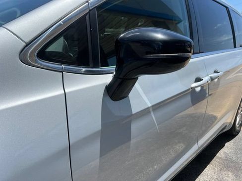 Used 2024 Chrysler Pacifica Touring-L FWD image 7