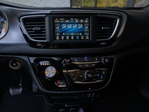 Used 2020 Chrysler Pacifica Touring w/ S Appearance Package FWD image 12