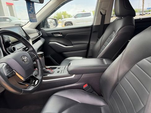 Used 2020 Toyota Highlander XLE AWD/4WD image 13