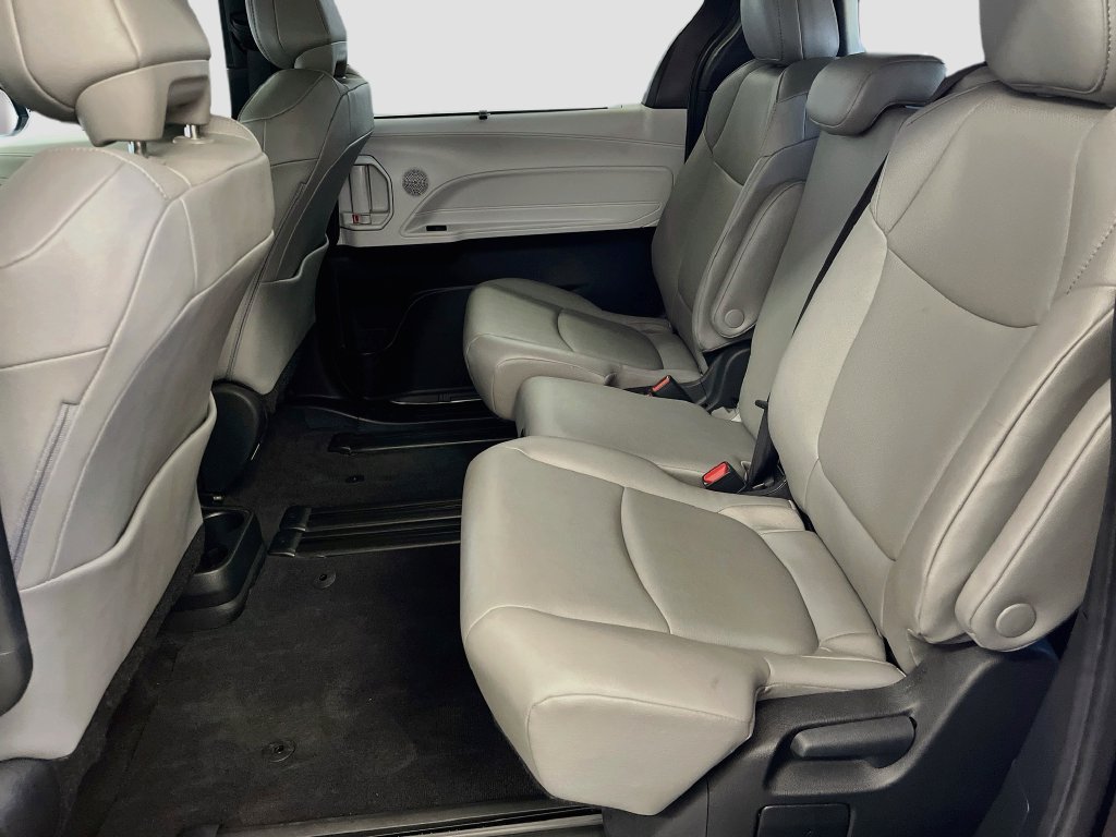 Used 2026 Toyota Sienna XLE FWD image 25