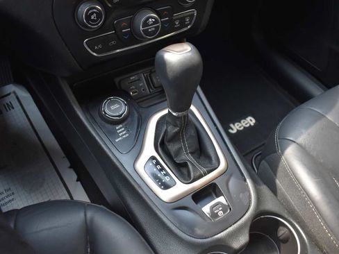 Used 2018 Jeep Cherokee Limited AWD/4WD image 17