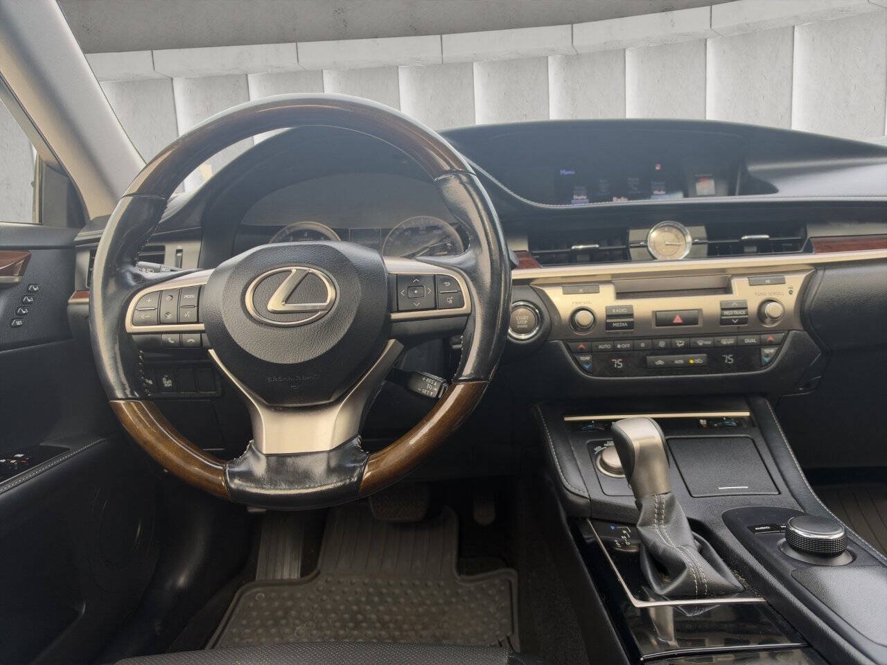 Used 2016 Lexus ES 350 w/ Premium Package w/Wood Trim FWD image 16