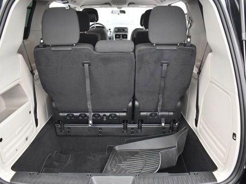 Used 2017 Dodge Grand Caravan SE FWD image 12