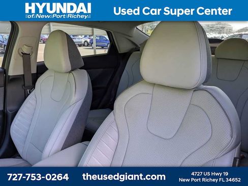 Used 2023 Hyundai Elantra Limited w/ Preferred Accessory Package FWD image 7