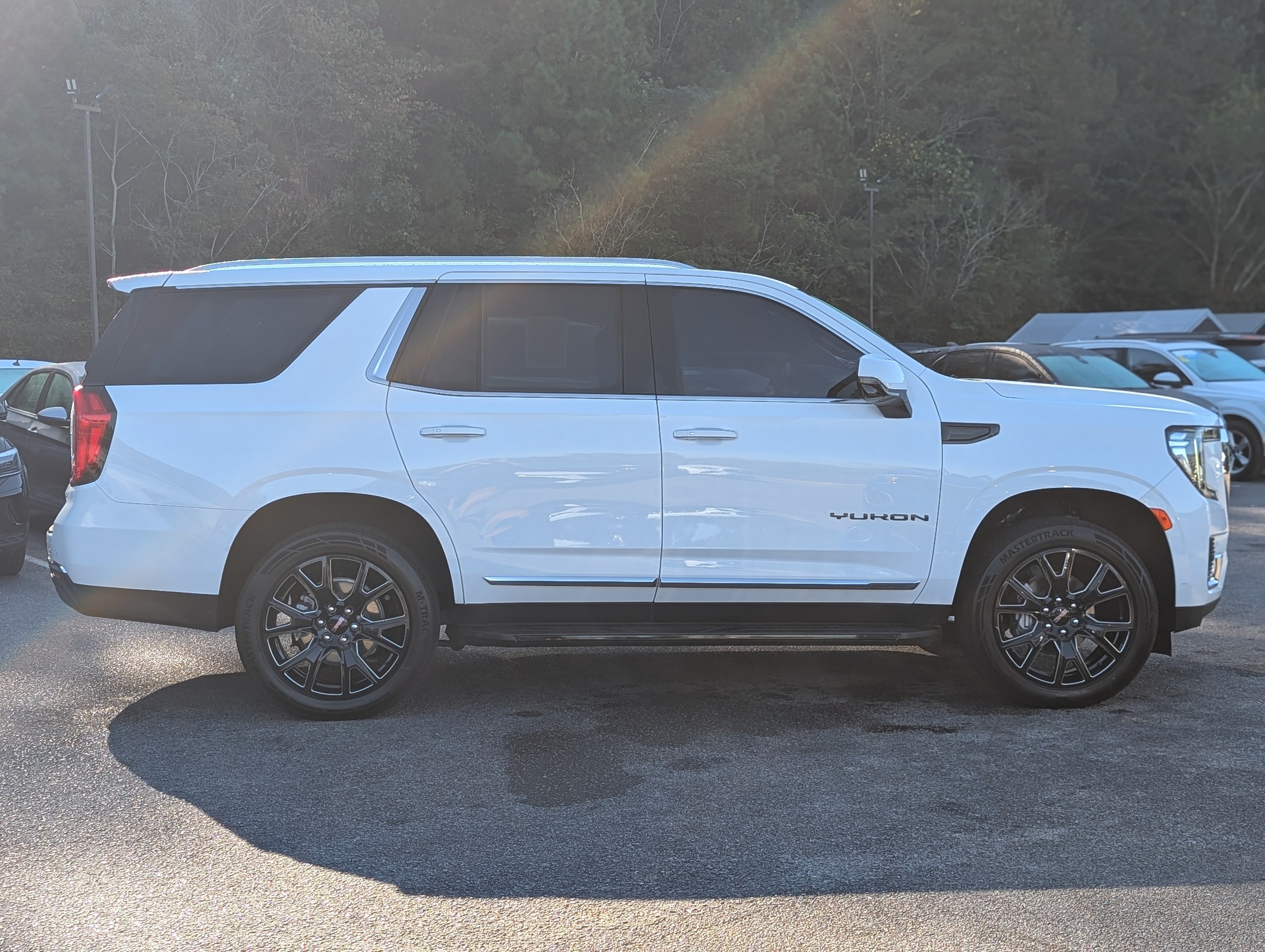Used 2024 GMC Yukon SLT w/ SLT Premium Package AWD/4WD image 10