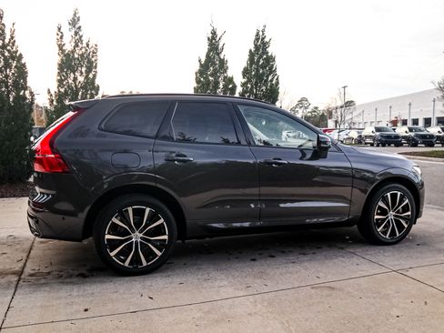 Used 2025 Volvo XC60 B5 Plus image 11