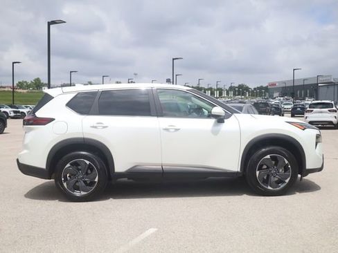 Used 2025 Nissan Rogue SV FWD image 4
