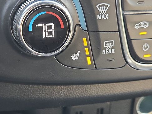 Used 2023 Chevrolet Traverse LT image 29