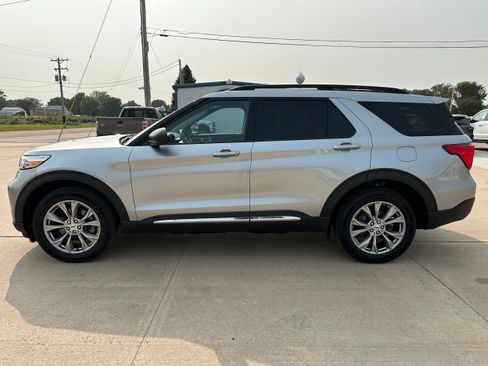 Used 2023 Ford Explorer XLT w/ Equipment Group 202A image 3