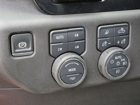 Used 2025 Chevrolet Silverado 2500 ZR2 w/ Technology Package image 36