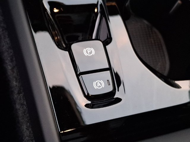 Certified 2026 Volvo XC40 B5 Plus AWD/4WD image 28