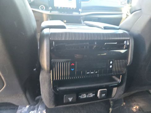 Used 2024 Jeep Wagoneer L Series II image 14