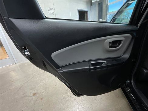 Used 2017 Toyota Yaris L image 17