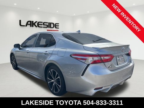 Used 2020 Toyota Camry SE image 3