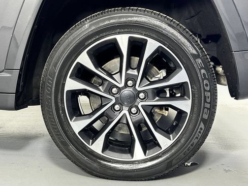 Used 2023 Jeep Grand Cherokee Overland w/ Luxury Tech Group IV AWD/4WD image 39