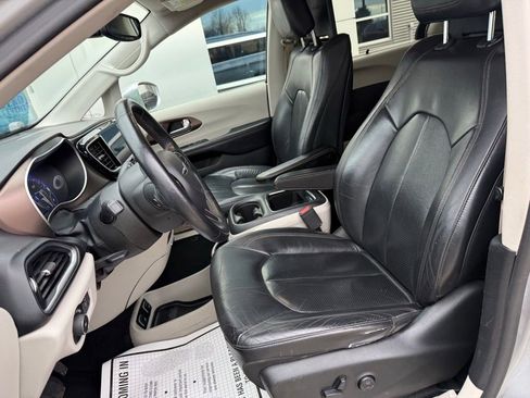 Used 2017 Chrysler Pacifica Touring-L Plus image 27