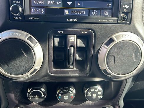 Used 2017 Jeep Wrangler Unlimited Sahara w/ Connectivity Group image 31