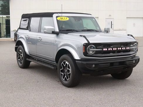 Used 2023 Ford Bronco Outer Banks AWD/4WD image 3