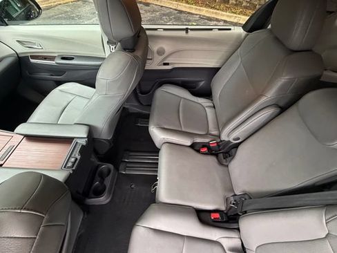Used 2022 Toyota Sienna XLE FWD image 35