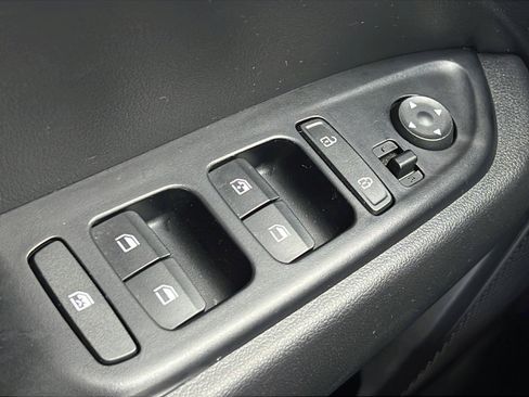 Used 2025 Hyundai Venue SEL FWD image 18