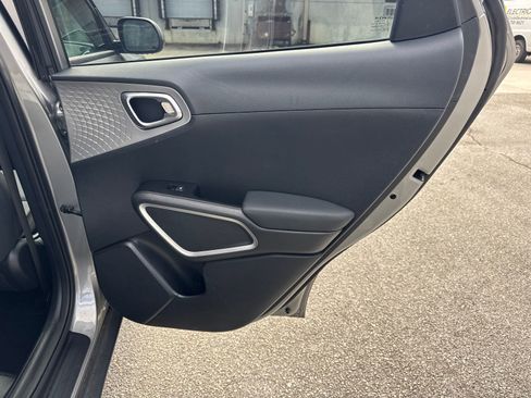 Used 2023 Kia Soul LX image 16
