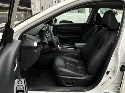 Used 2025 Nissan Altima 2.5 SR FWD image 9