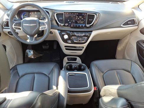 Used 2024 Chrysler Pacifica Limited image 12