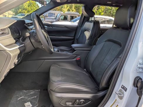 New 2025 Jeep Grand Cherokee Altitude image 12