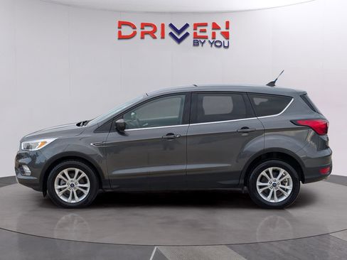 Used 2019 Ford Escape SE image 2