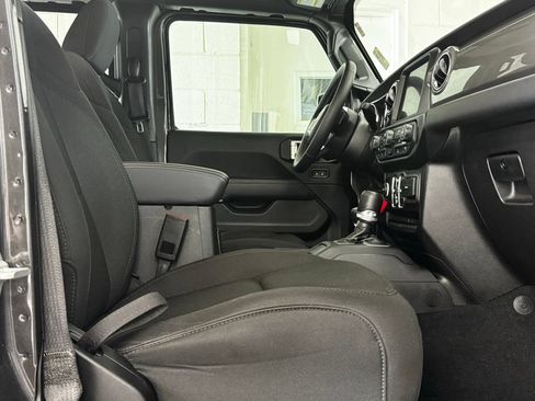 Used 2022 Jeep Wrangler Unlimited Sahara AWD/4WD image 6