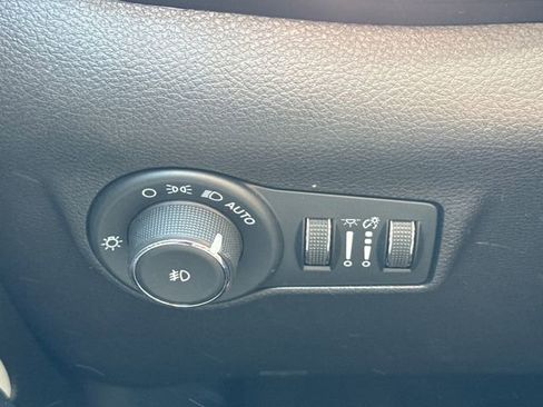 Used 2025 Jeep Compass Limited image 25