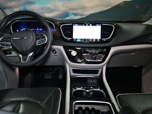 Used 2023 Chrysler Pacifica Limited FWD image 69
