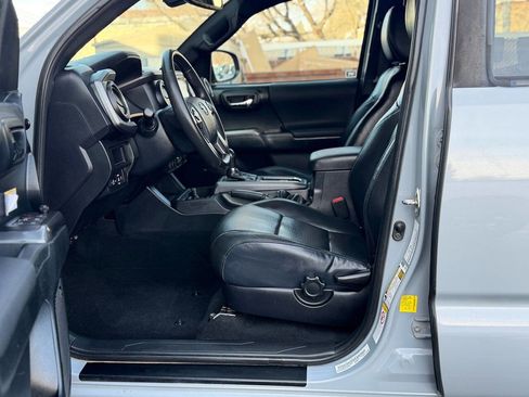 Used 2019 Toyota Tacoma TRD Off-Road image 3