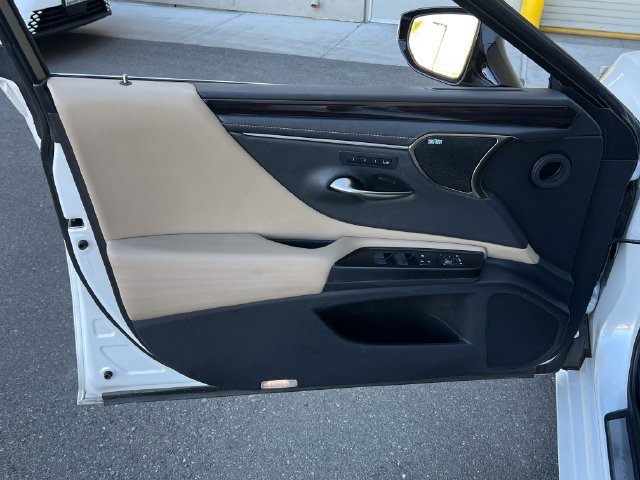 Used 2020 Lexus ES 300h w/ Premium Package FWD image 23