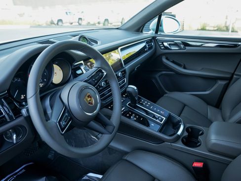 Certified 2025 Porsche Macan image 4